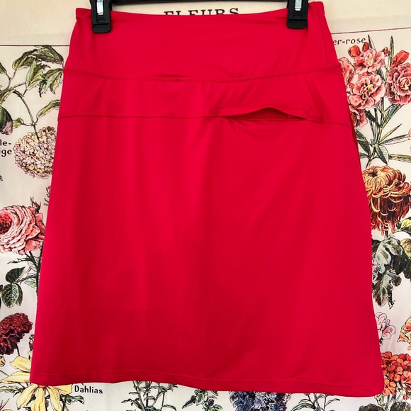 Bay leaf red tennis skirt/skort. Size S. Mesh undershirts. Poly/ spandex - Picture 2 of 4